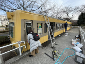最寄り駅は八坂駅の「くめがわ電車図書館」はボランティアによって清掃活動が行われています