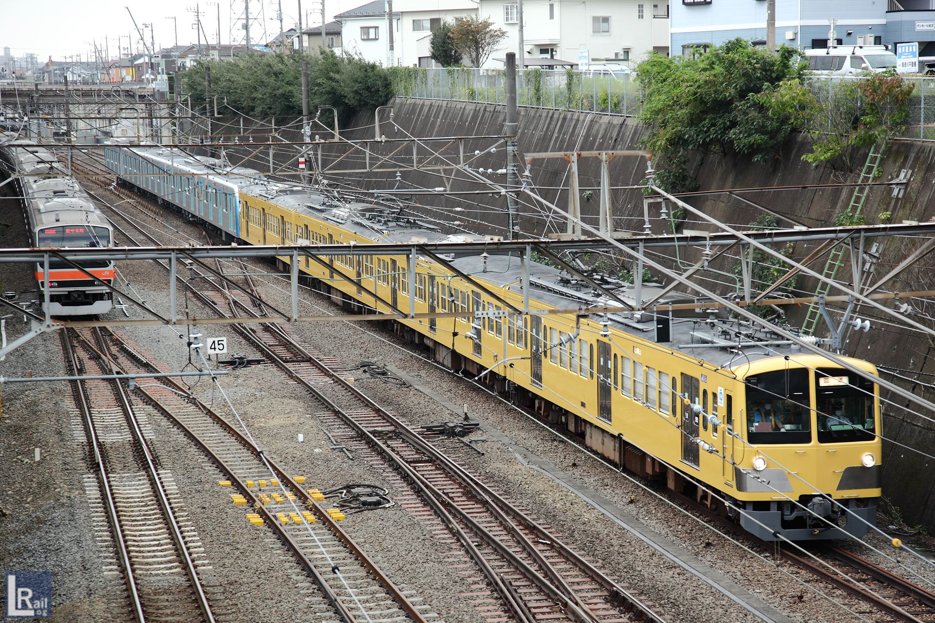 武蔵野線E231系と西武40000系の甲種輸送列車