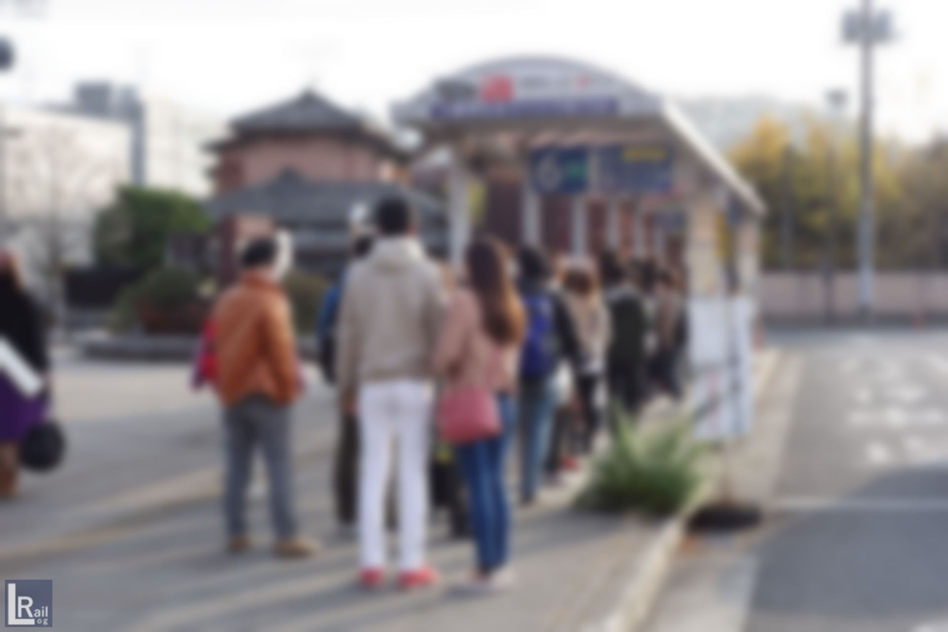 11月の休日、紅葉シーズン朝の西武秩父駅とバス停の様子
