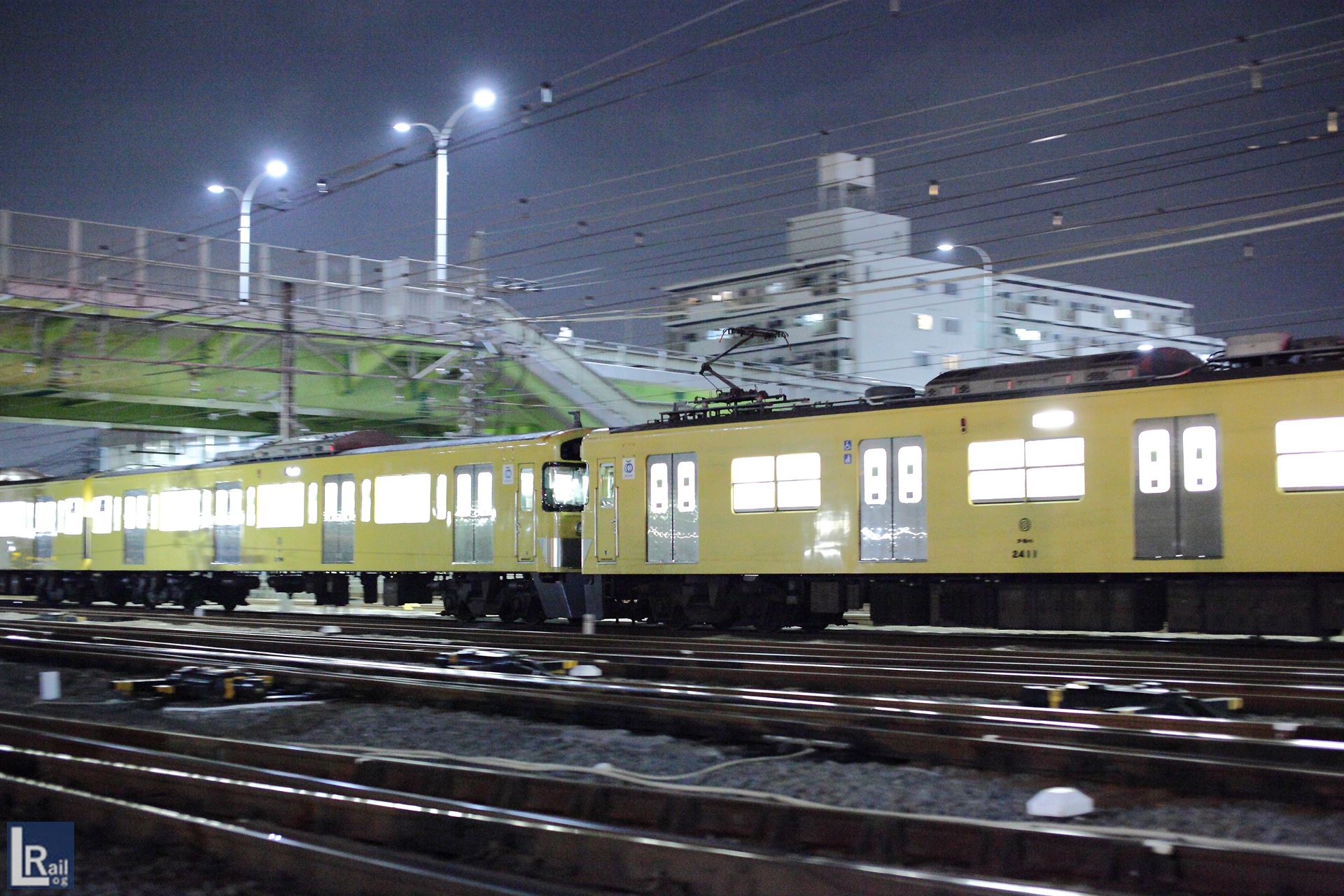 新宿線の南入曽車両基地を出庫して小手指車両基地へ送り込まれたのは、2411Fのみではなく2095Fも同時に回送されました。