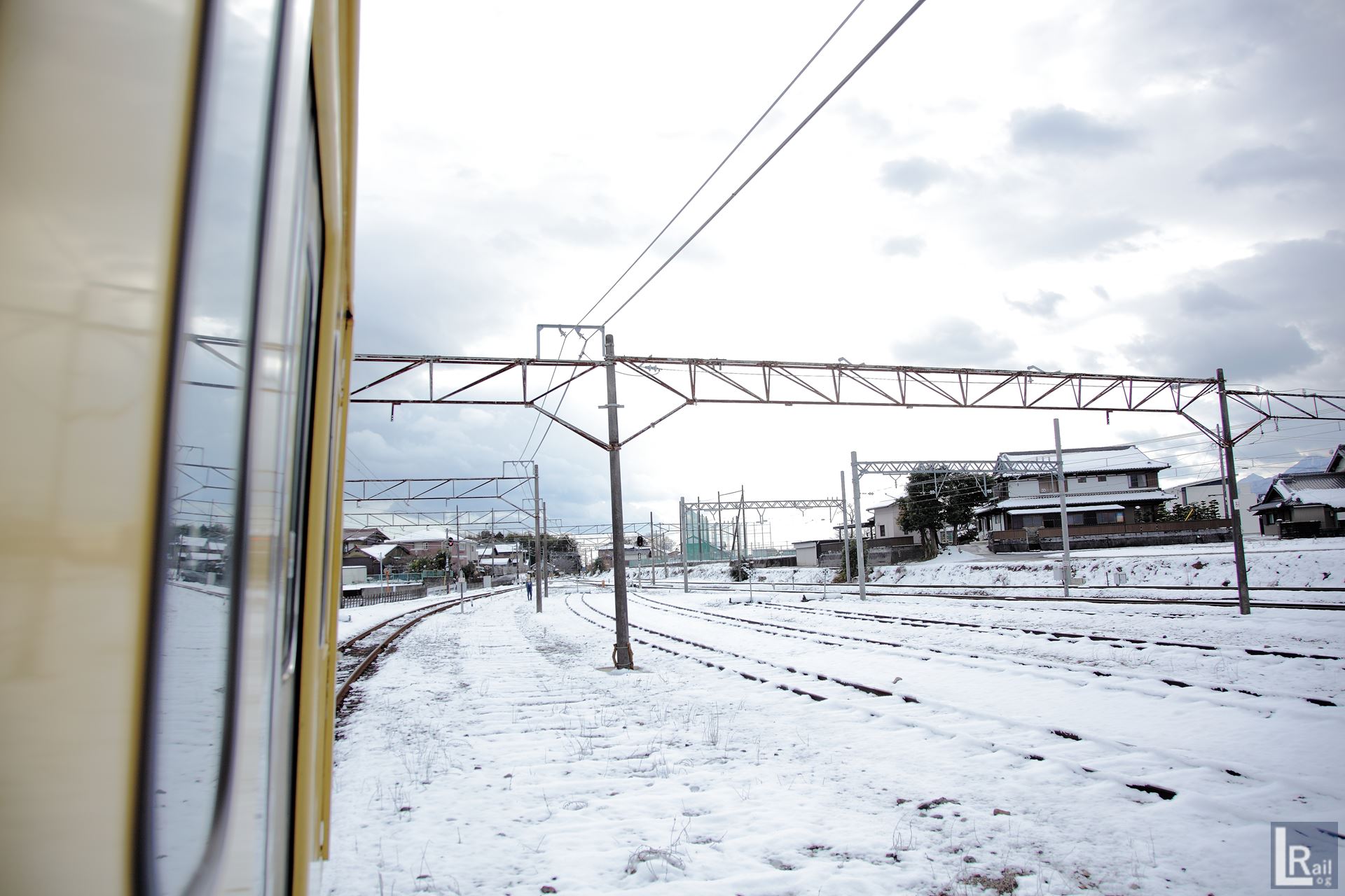 近鉄富田方の先頭車より、雪の残る伊勢治田駅構内を臨む