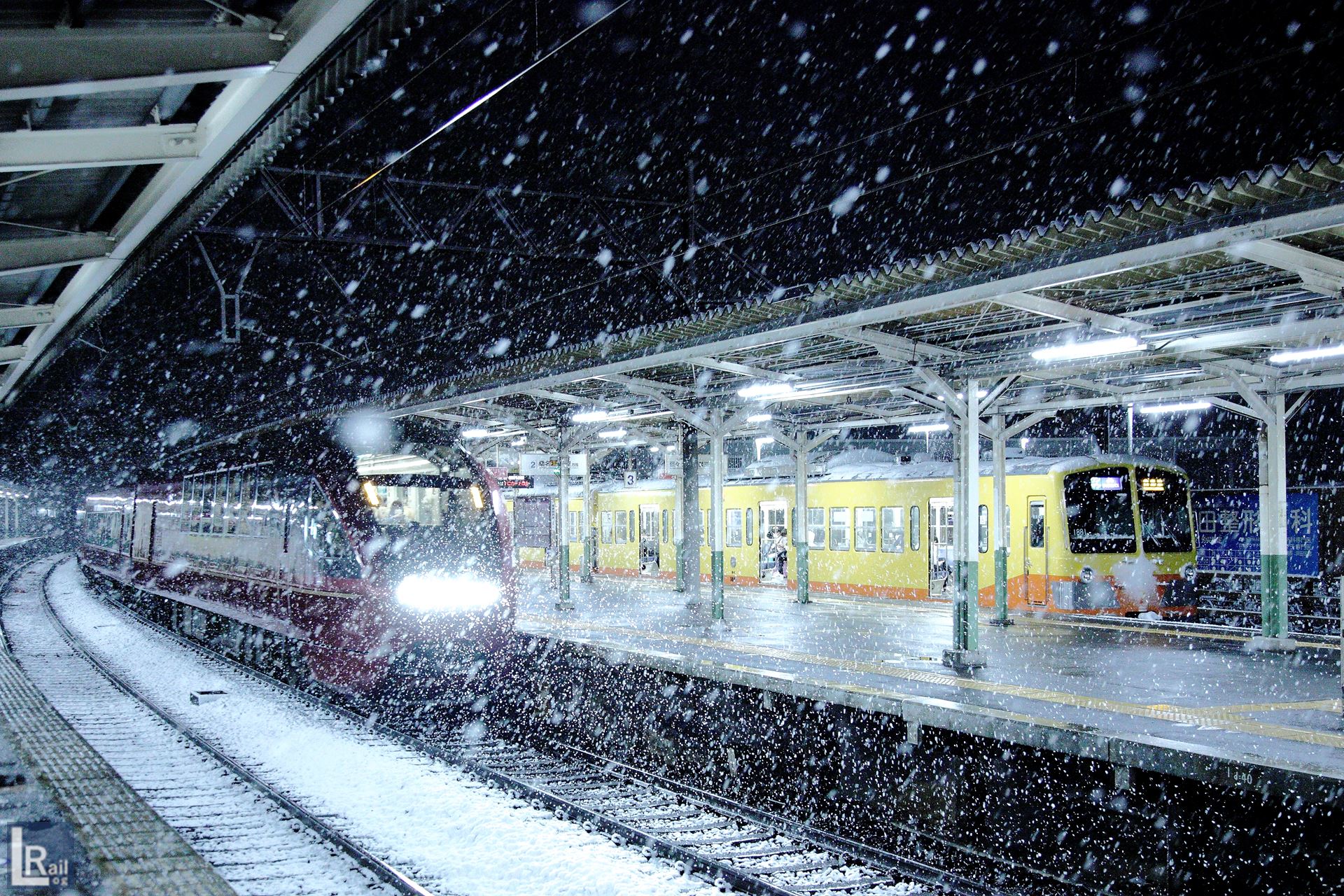 近鉄ひのとりと三岐電車が近鉄富田駅で並ぶ