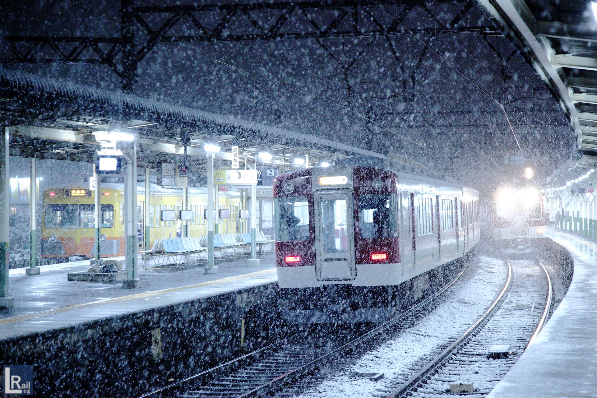 上下の近鉄電車が離合する近鉄富田駅で一瞬の3並び