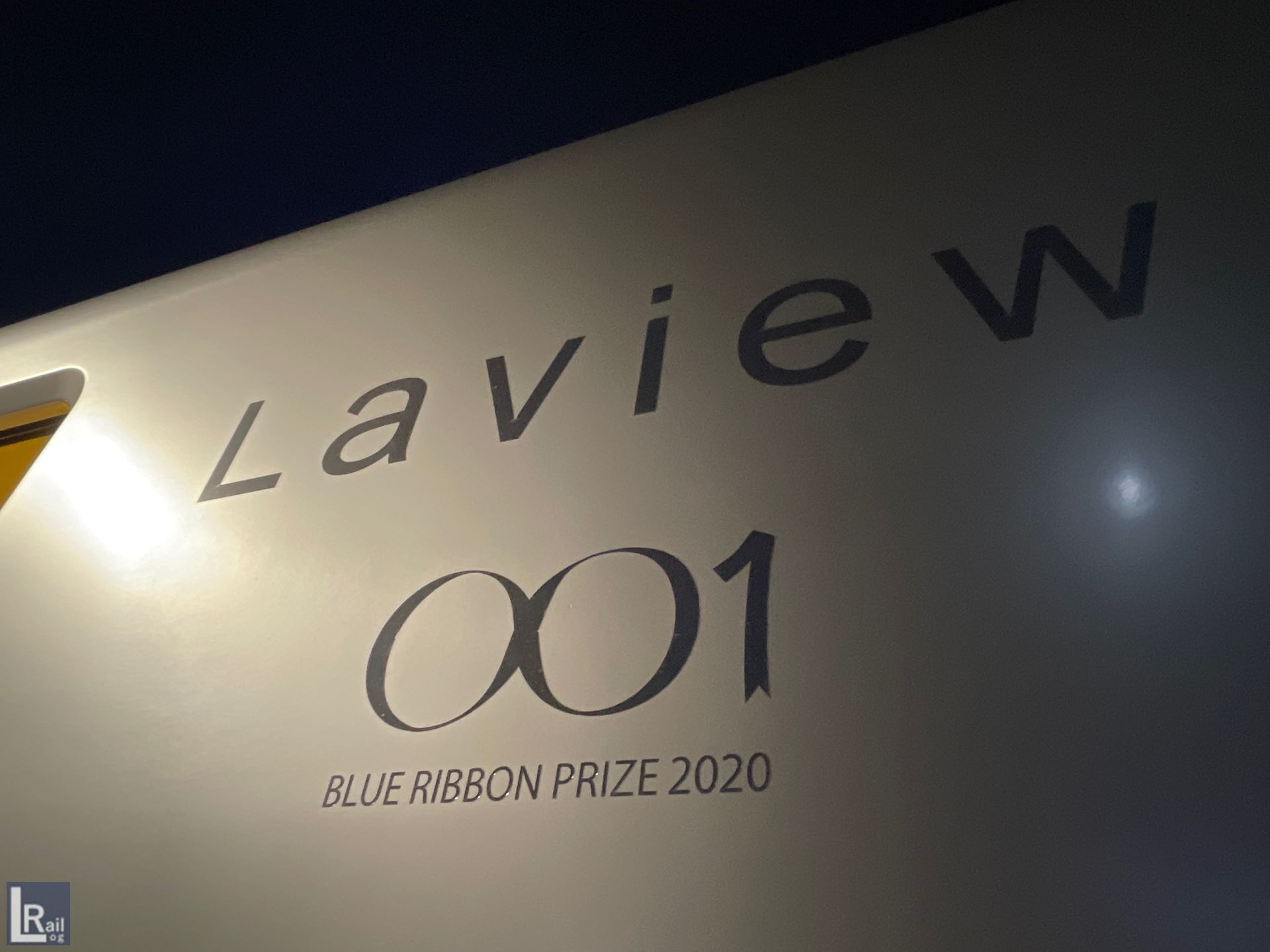ラビューは2020年にブルーリボン賞を受賞しています。これを記念した装飾が車外と車内に見られます。