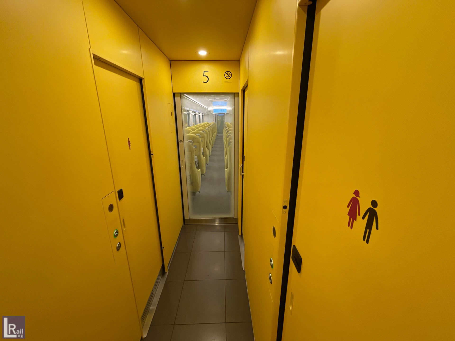 ラビューの5号車には3つのトイレが設けられています。
女性専用トイレがあるのが特徴的。
