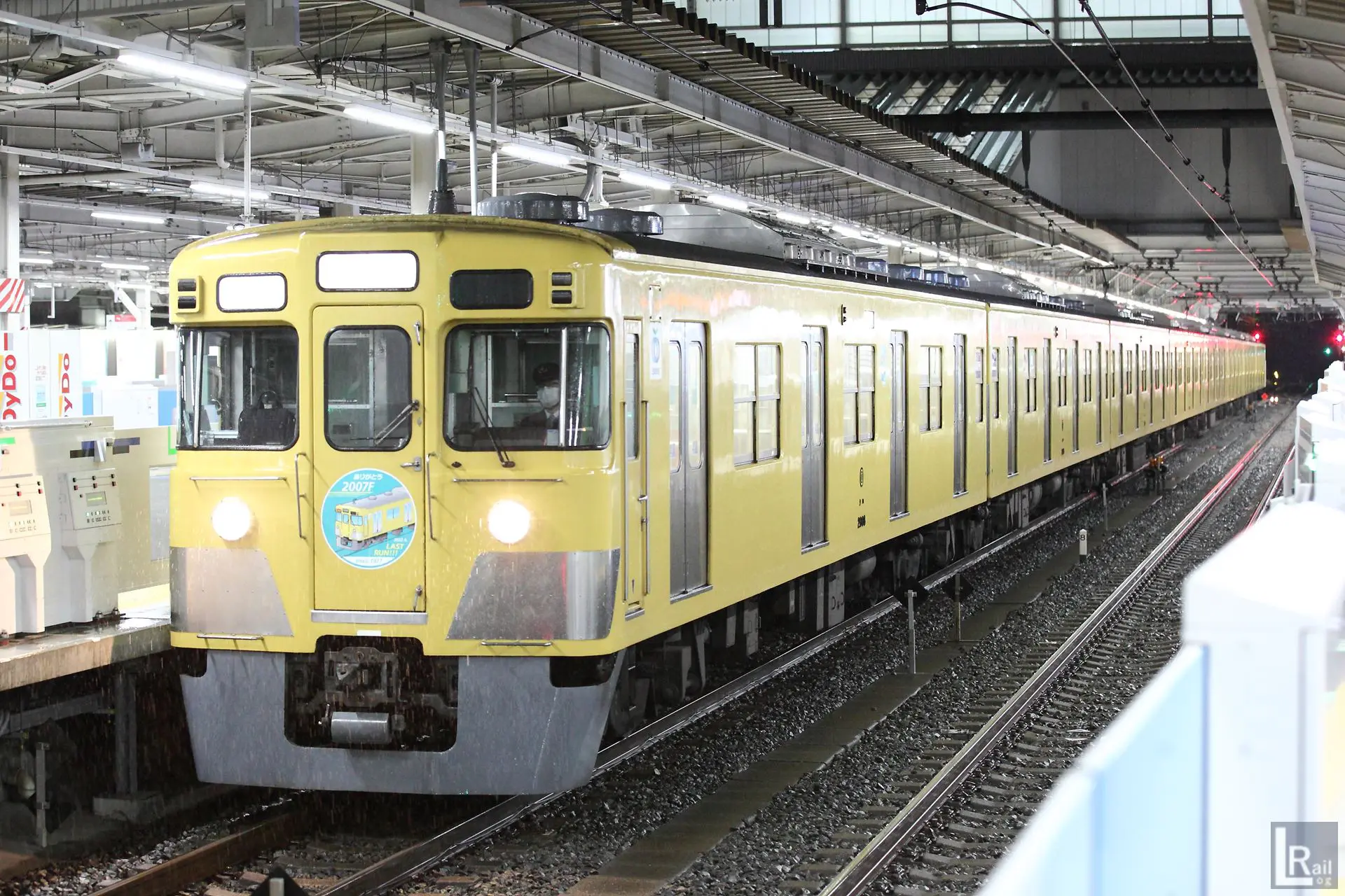 西武2000系2007F（引退装飾）が新宿線所沢行き終電車に充当