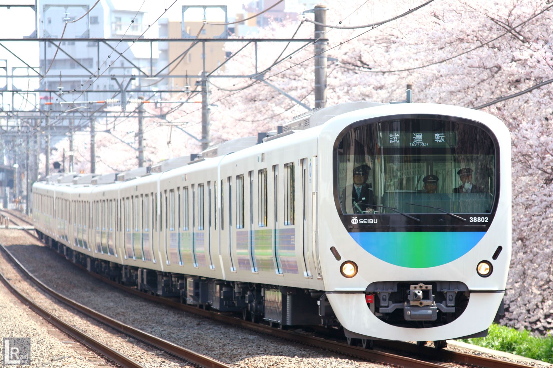 武蔵関の桜と西武新宿線、30000系(2008年）