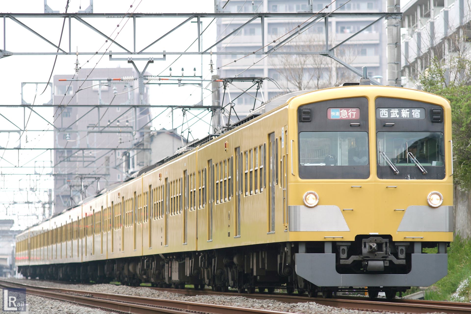 武蔵関3号踏切と西武新宿線、301系快速急行(2008年）