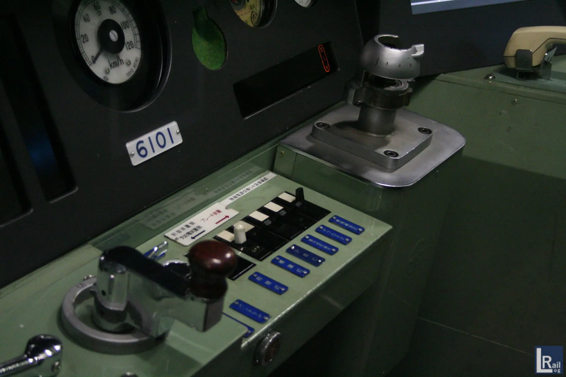 新宿線に残る6101Fクハ6101の運転台、ツーハンドルを維持する（2005.11.7）