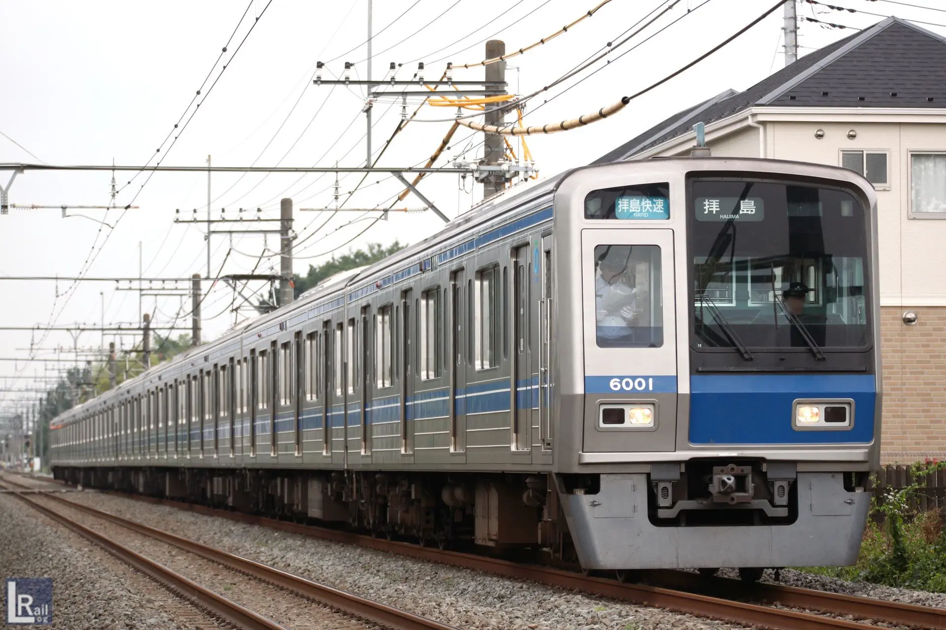 2022年現在も銀顔を維持する新宿線系統の6101F（小川→東大和市/2012.6.22）