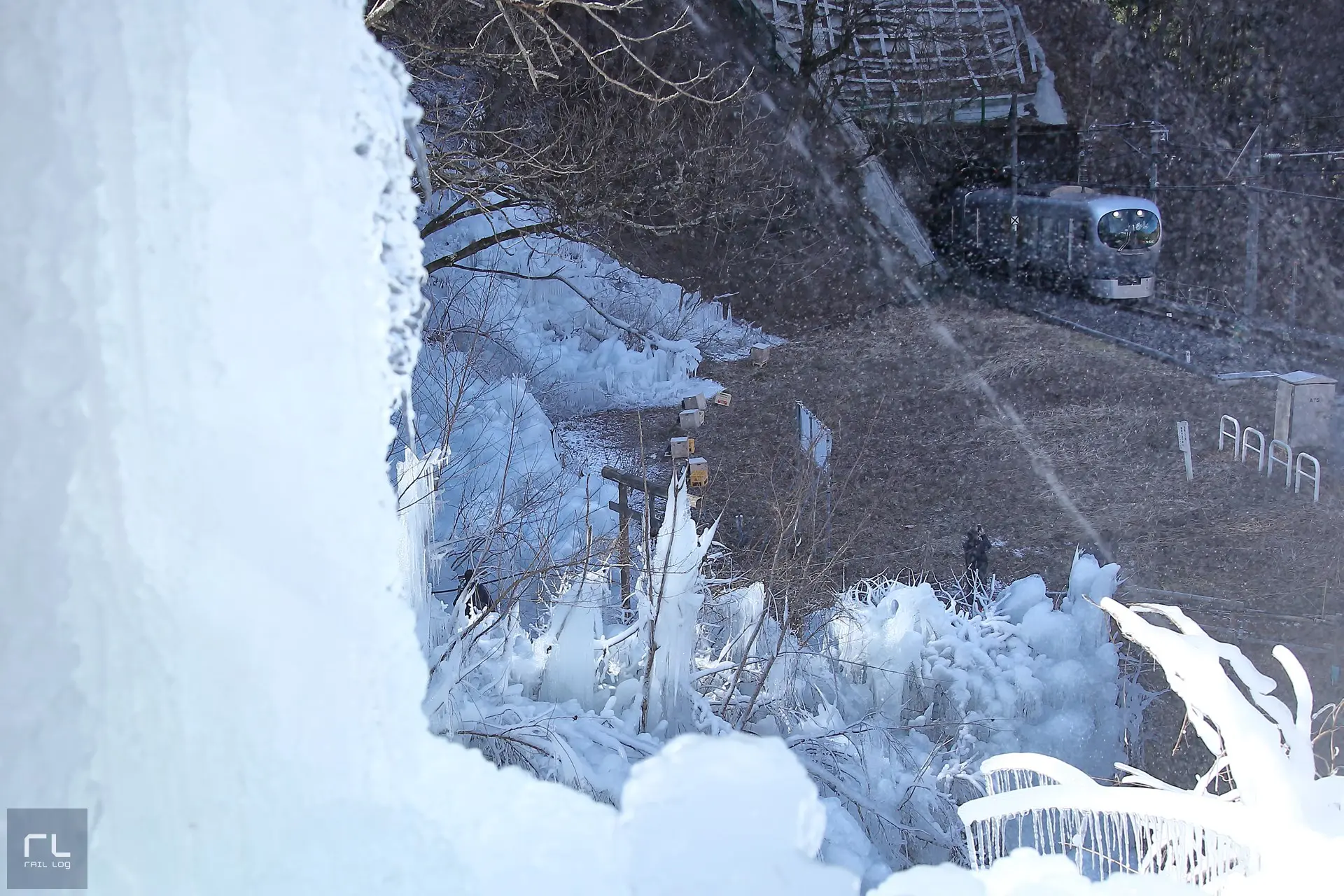 あしがくぼの氷柱と西武線の特急ラビュー