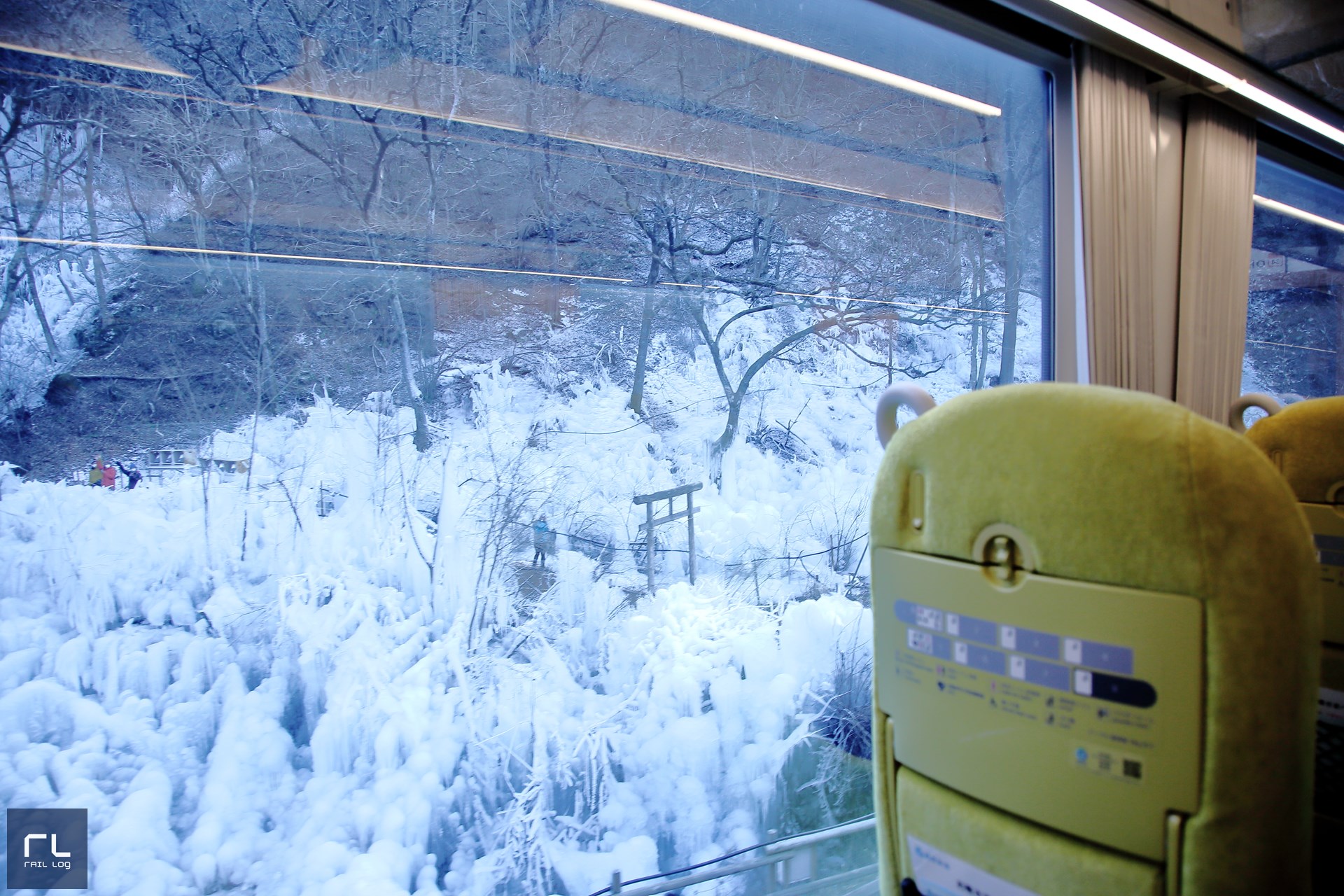 西武線の車窓から見る「あしがくぼの氷柱」