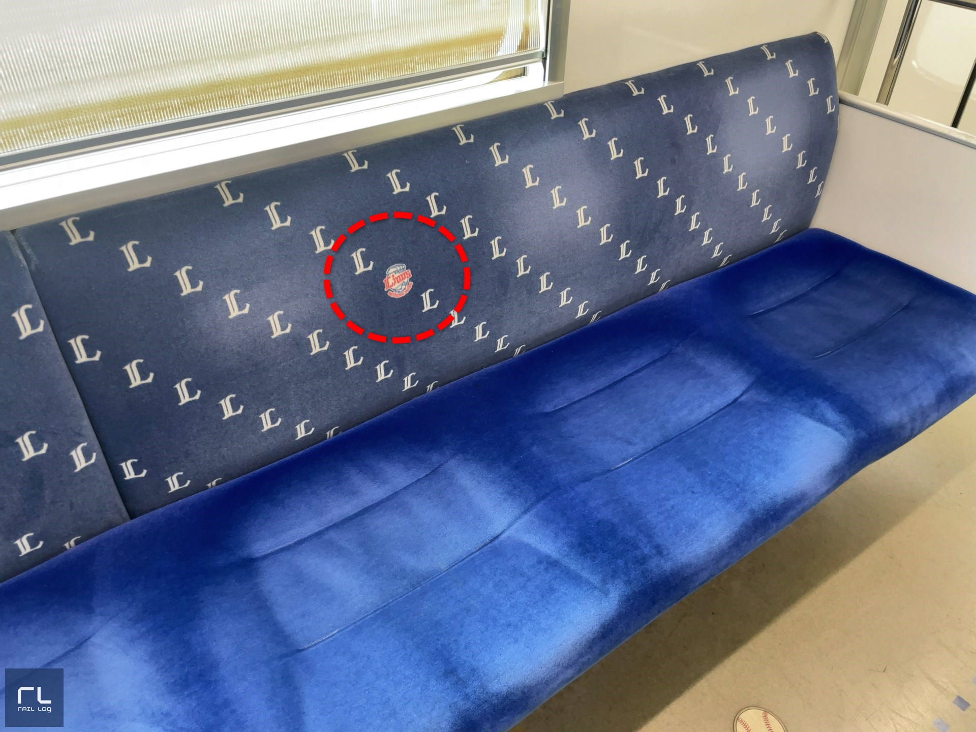 西武ライオンズのラッピング電車　三代目L-train（エルトレイン）の車内、座席の意外な遊び心？