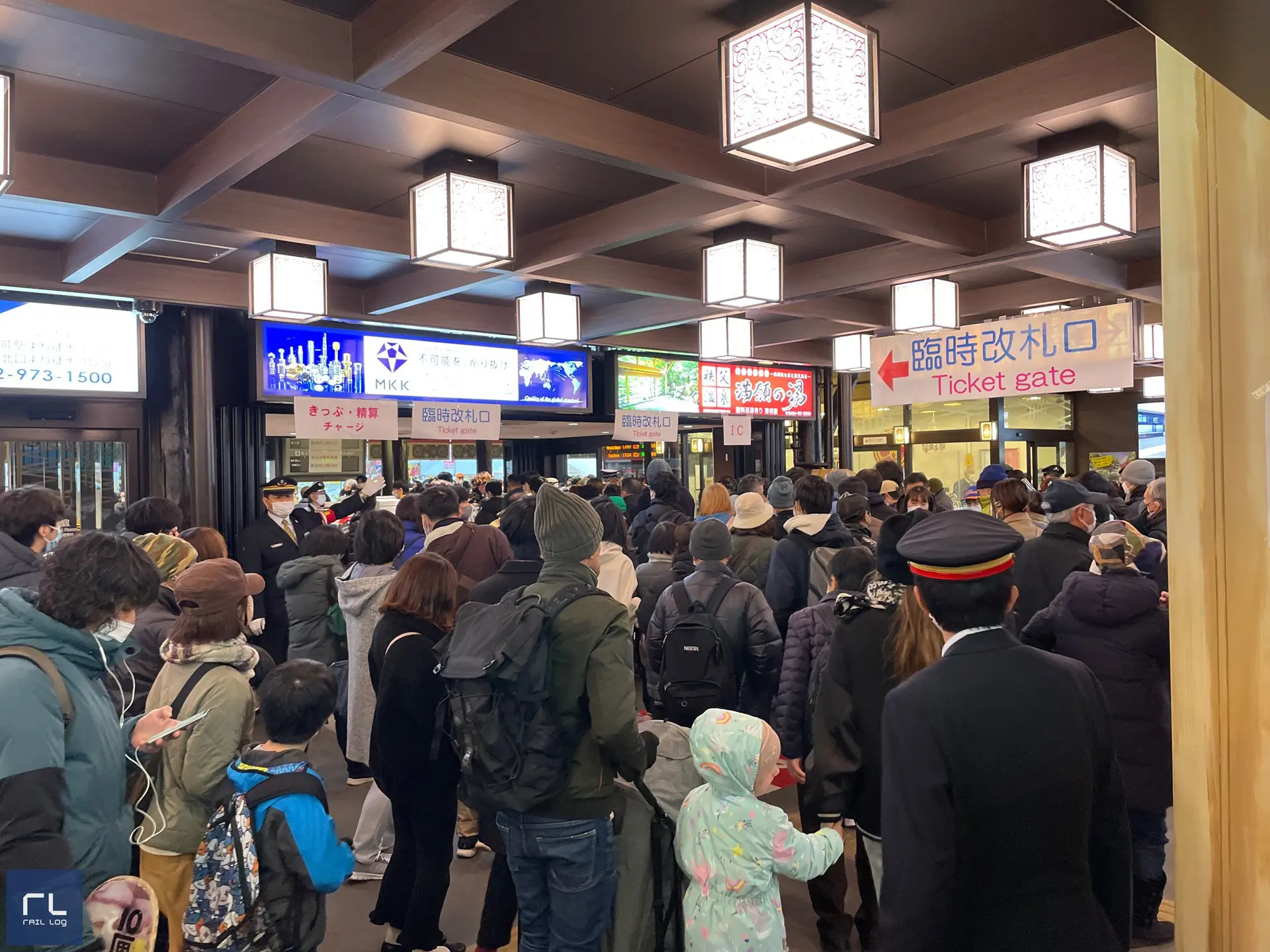 秩父夜祭大祭当日、西武秩父駅構内の様子です。駅界隈は常に混雑していますので要注意です。（2022.12.3撮影）
